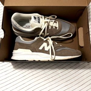 Brown/gray size 11 New Balance shoes.